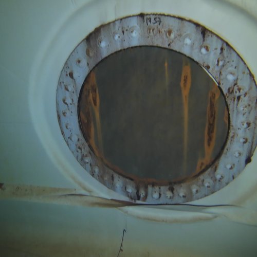 Sprinklertank-Inspektion: Stahltank, 5 Jahre – Inspektionsflansch Korrosion Bodensicht Nahaufnahme